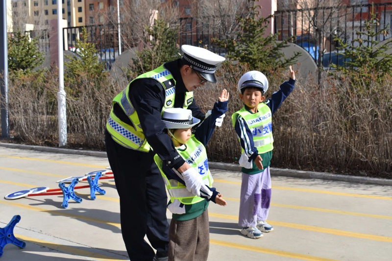马路搬进幼儿园——卓资交警为萌娃细讲交通安全常识7.jpg