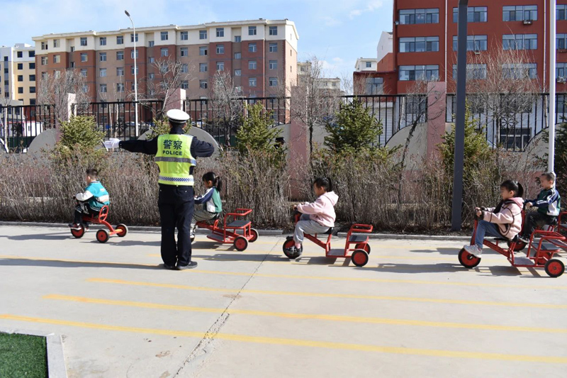 马路搬进幼儿园——卓资交警为萌娃细讲交通安全常识8.jpg