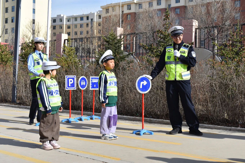 马路搬进幼儿园——卓资交警为萌娃细讲交通安全常识10.jpg