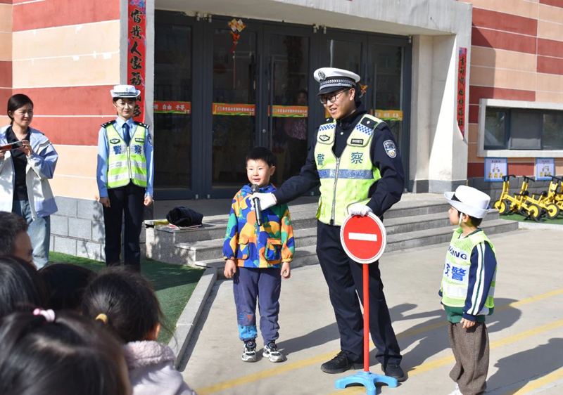 马路搬进幼儿园——卓资交警为萌娃细讲交通安全常识11.jpg