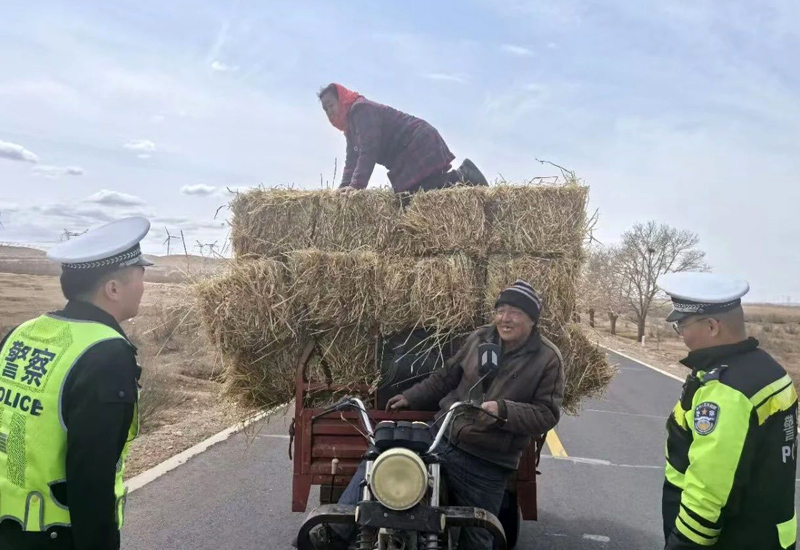 化德县交管大队严查电动三轮车违法载人，护航春耕出行安全1.jpg
