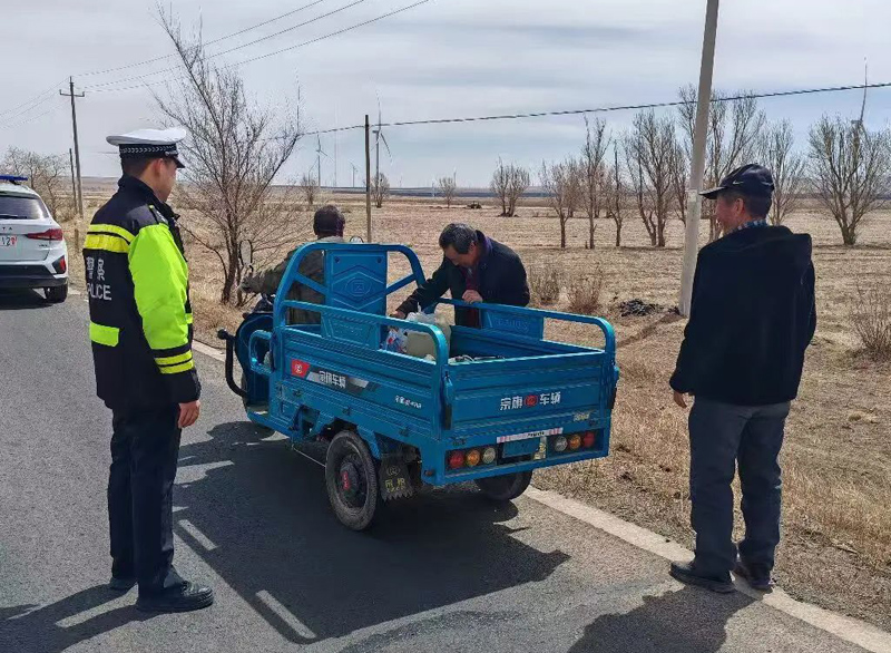 化德县交管大队严查电动三轮车违法载人，护航春耕出行安全4.jpg