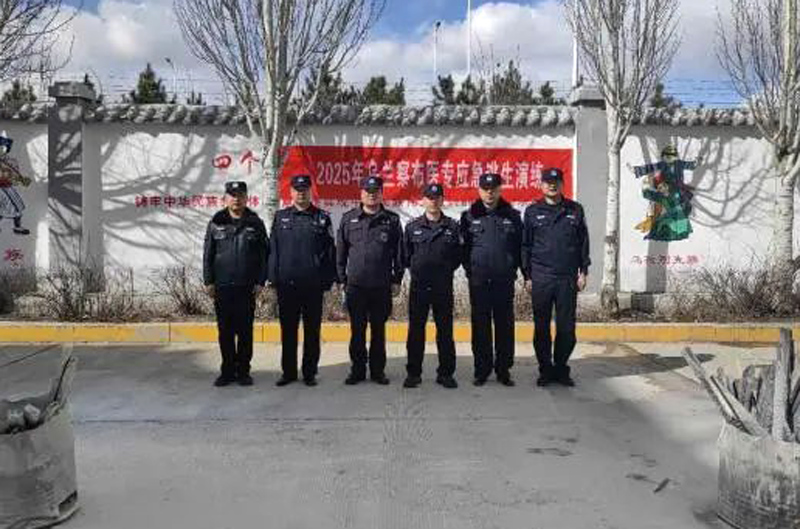 乌兰察布市公安局集宁分局卧龙山派出所深入高校开展应急逃生演练及反诈宣传活动1.jpg
