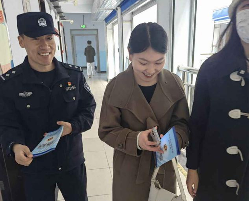 乌兰察布市公安局集宁分局卧龙山派出所深入高校开展应急逃生演练及反诈宣传活动3副本.jpg