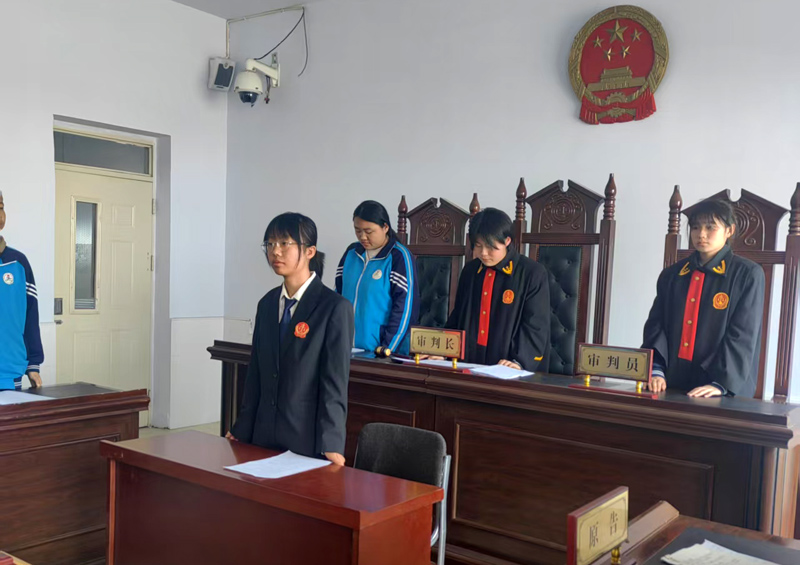 察右中旗人民法院：模拟法庭演绎“校园霸凌案”，第二课堂敲响法治“上课铃”2.jpg