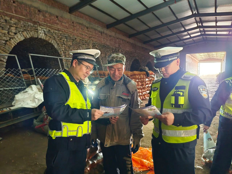 四子王旗交警深入种植大户开展交通安全宣传 护航春耕生产‌1.jpg