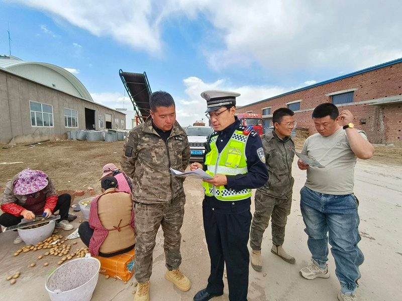 四子王旗交警深入种植大户开展交通安全宣传 护航春耕生产6.jpg