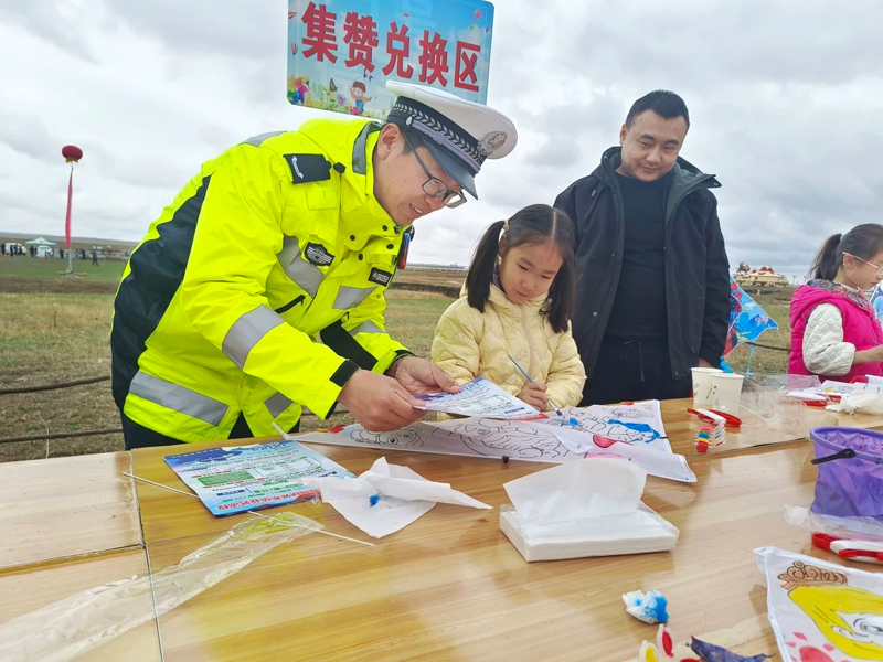 风筝节上有“警”色——四子王旗交警全力护航首届草原风筝文化节交通安全5.jpg