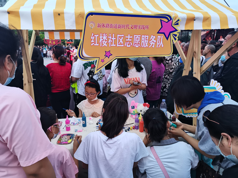 乌兰察布市集宁区红楼社区新时代文明实践站志愿服务队在集宁区中心广场开展未成年人创意绘画DIY活动。_看图王.jpg
