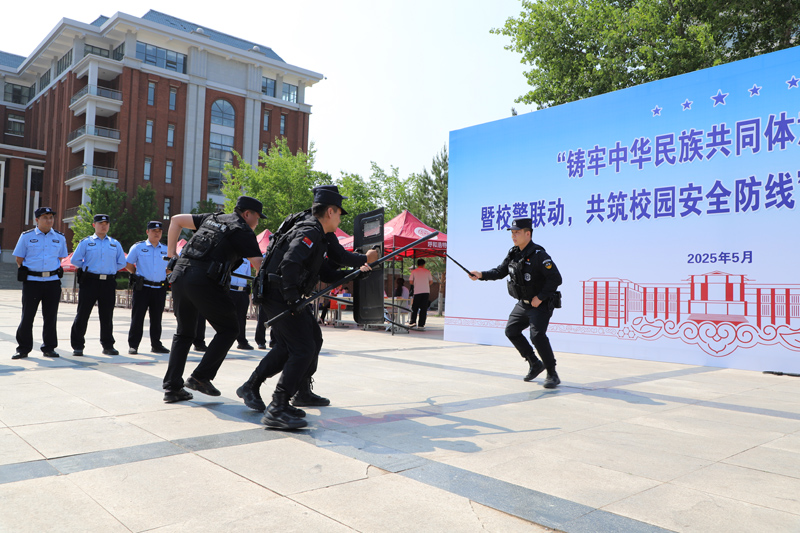 图2：2025年5月27日 呼和浩特市公安局赛罕区分局反恐怖和特巡警大队组织呼和浩特职业学院校园队员开展处突演练  摄影：王晓飞.JPG