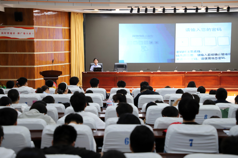图3：铸牢中华民族共同体意识宣传月暨“校警联动 共筑校园安全防线”主题活动中，反战民警为呼和浩特职业学院百余名师生讲解反诈技巧  摄影：王晓飞.JPG