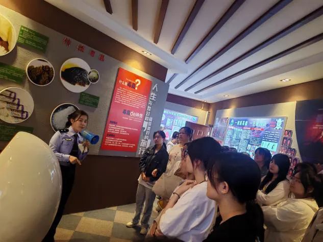 筑牢青春防线，共绘无毒未来 —— 集宁公安分局禁毒大队联合市戒毒所组织学生参观禁毒教育基地3.jpg