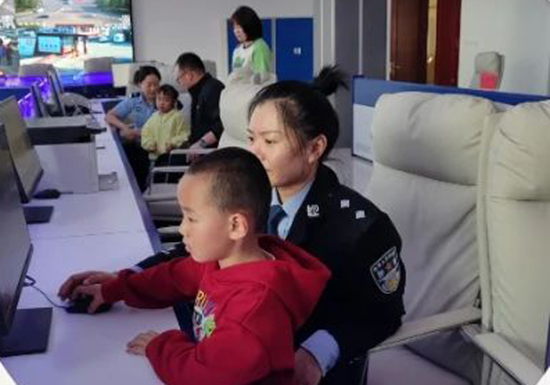 警娃进警营，共筑藏蓝梦——化德县公安局开展“长大后我就成了你”警营开放日活动333.jpg