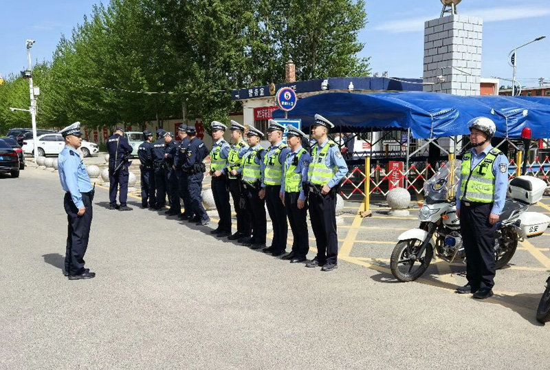 化德县交管大队部署高考路段交通安保工作1.jpg