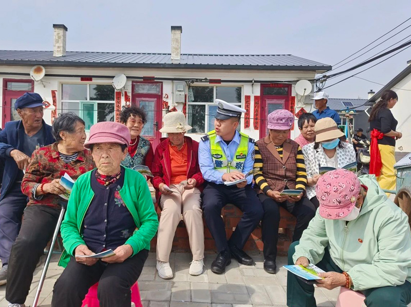 四子王旗交管大队深入农村开展“人人讲安全，个个会应急”安全生产月主题宣传活动1.jpg