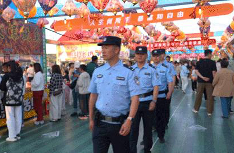 芍药花开引客来，藏蓝身影护周全——和林格尔县公安局深耕“警务+旅游”，擦亮平安底色3.jpg