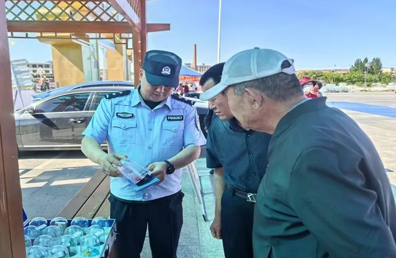 芍药花开引客来，藏蓝身影护周全——和林格尔县公安局深耕“警务+旅游”，擦亮平安底色5.jpg