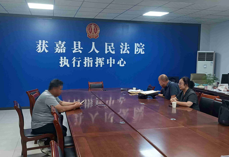 清水河县人民法院执行局长、执行法官于6月13日在获嘉县人民法院执行指挥中心约谈被执行人（范二面摄）.jpg