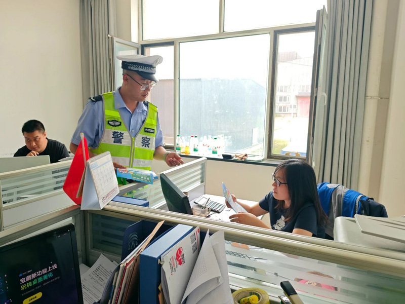 卓资交警深入企业开展安全检查和交通安全宣传4.jpg