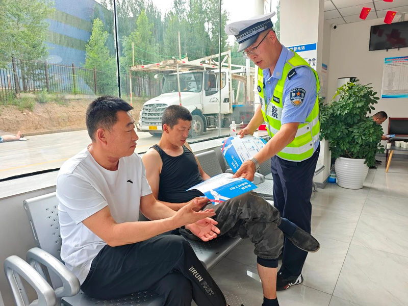 卓资交警深入企业开展安全检查和交通安全宣传5.jpg