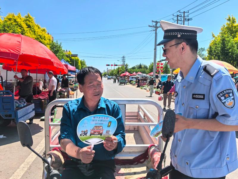 察右后旗交警走进早市开展交通安全宣传，让“文明出行”融入百姓生活4.jpg