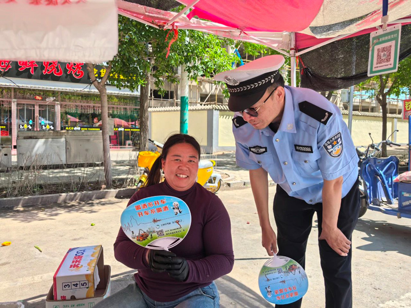 察右后旗交警走进早市开展交通安全宣传，让“文明出行”融入百姓生活3.jpg