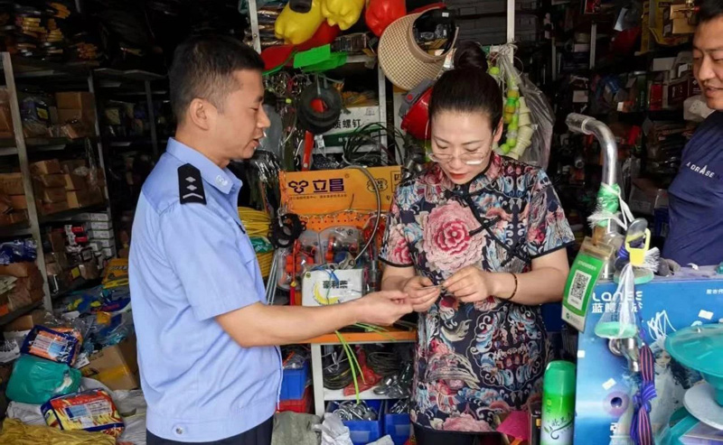 跨越省界的暖心服务——清水河公安窗口首办跨省首申临时身份证2.jpg