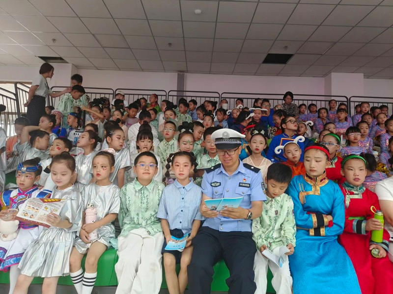 四子王旗交警走进中小学艺术节开展暑期交通安全宣传3.jpg