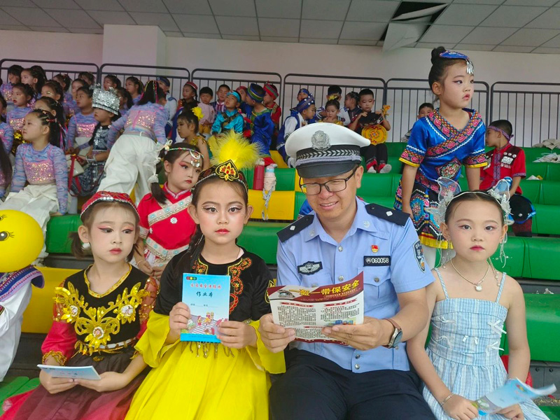四子王旗交警走进中小学艺术节开展暑期交通安全宣传4.jpg