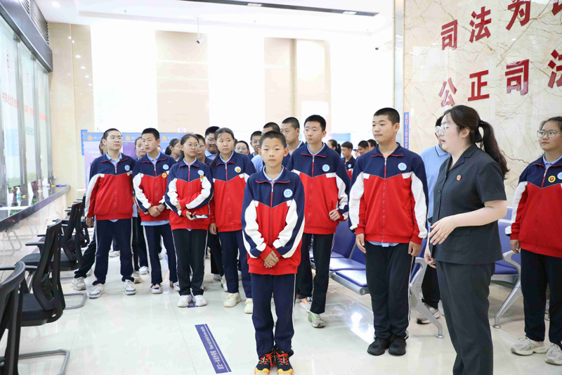 2025年7月9日，清水河县第一中学学生在法院干警的带领下参观诉讼服务中心（赵玲摄）.jpg