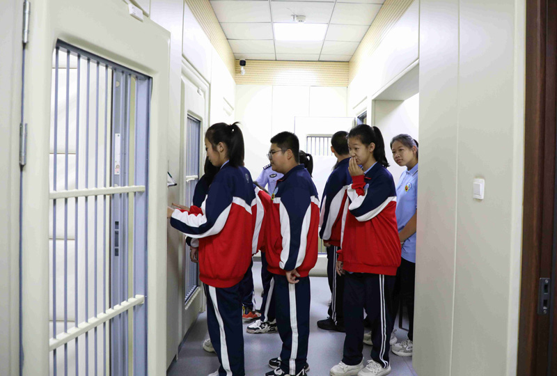 2025年7月9日，清水河县第一中学学生在法院干警的带领下参观羁押室（赵玲摄）.jpg