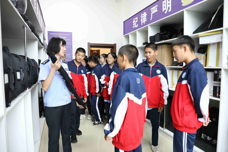 2025年7月9日，清水河县第一中学学生在法院干警的带领下参观警务装备室（赵玲摄）.jpg