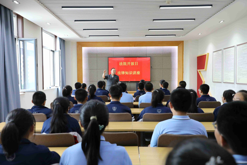 2025年7月9日，李磊副院长为学生讲解法律知识（赵玲摄）.jpg