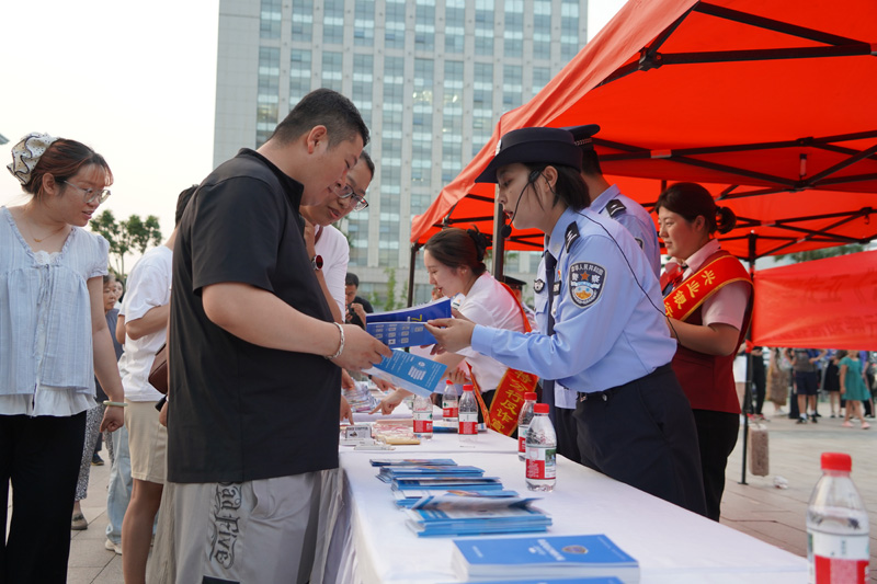 呼和浩特市公安局赛罕分局举办专题文艺晚会筑牢安全防线1.jpg