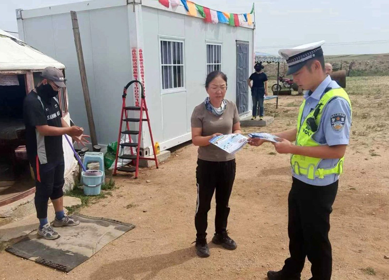 暑期出游，安全“不打烊”——四子王旗交警送上这份“平安指南”2.jpg