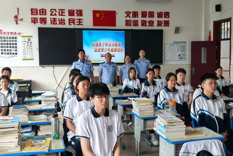 “警”彩一课，法护平安———化德县公安局治安大队开展法治宣传进校园活动1.jpg