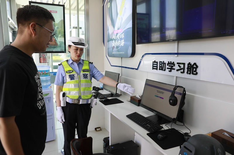 交警在“智慧宣教仓”向交通违法行为人讲解如何在线进行交通安全知识学习.jpg
