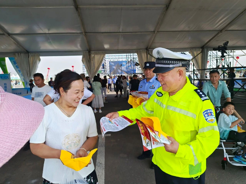 四子王旗交警全力护航羊杂盛会4.jpg