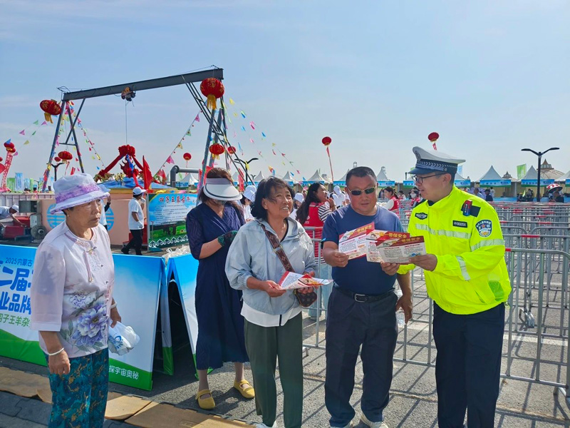 四子王旗交警全力护航羊杂盛会5.jpg