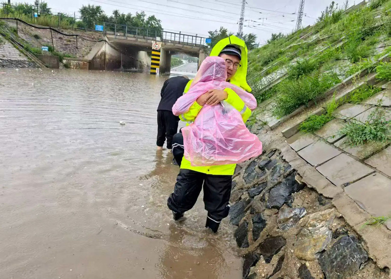 雨中托举——商都交警用双臂，为被困儿童架起“安全桥”2.jpg