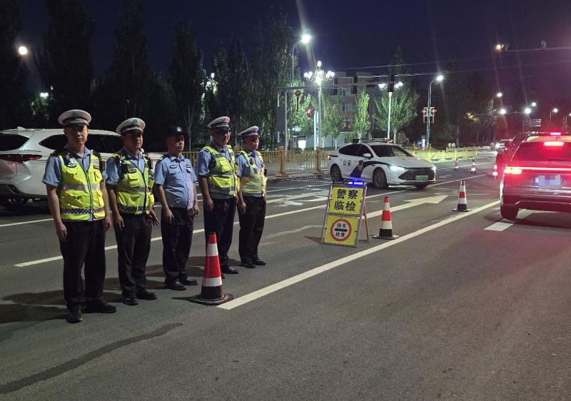 商都交警扎实开展重点交通违法夜查统一行动1.jpg