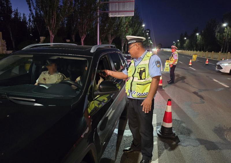 商都交警扎实开展重点交通违法夜查统一行动3(1).jpg