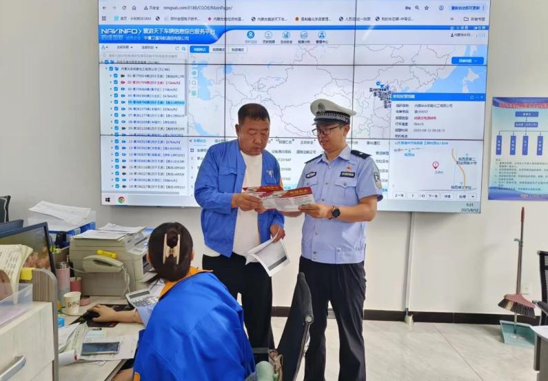 四子王旗交警走进危化品运输企业，铸牢源头防线共护交通安全‌1.jpg