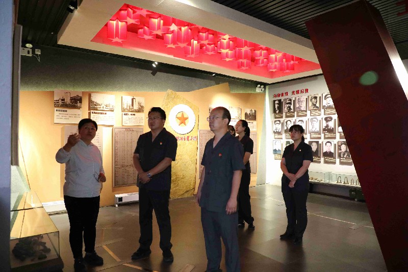 8月13日，两级法院领导及干警在老牛坡党支部展馆听高晓梅会长讲解_副本.jpg