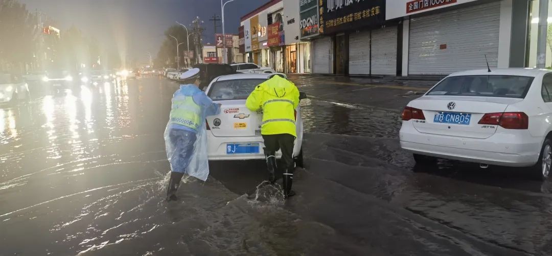 强降雨致城区积水 商都县交管大队紧急应对保畅通1_副本.jpg