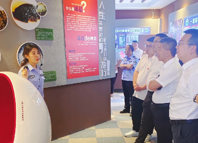 集宁公安分局禁毒大队联合市戒毒所为企业职工开展禁毒教育活动2.jpg