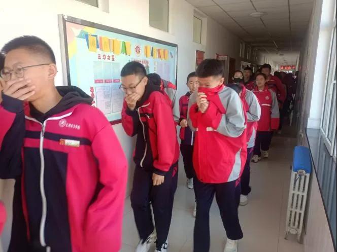 集宁区亿利东方学校开展消防安全应急疏散演练主题活动4.jpg