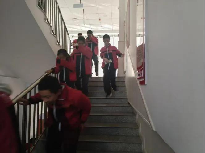 集宁区亿利东方学校开展消防安全应急疏散演练主题活动5.jpg