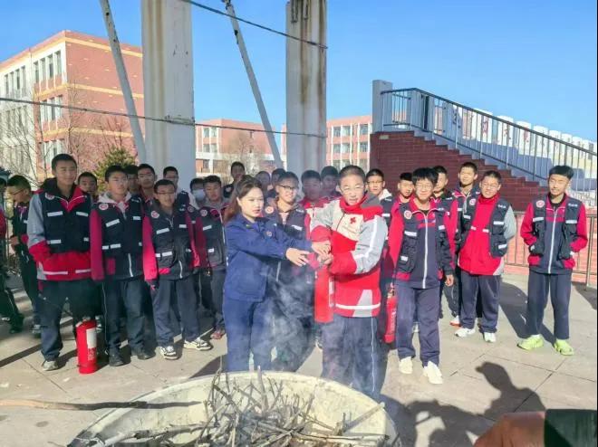 集宁区亿利东方学校开展消防安全应急疏散演练主题活动9.jpg