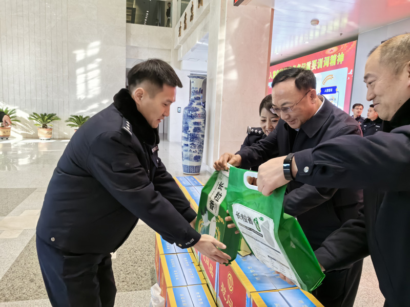 小年情意浓，寒冬送温暖——乌兰察布市总工会开展2025年“工会送温暖行动”6.jpg